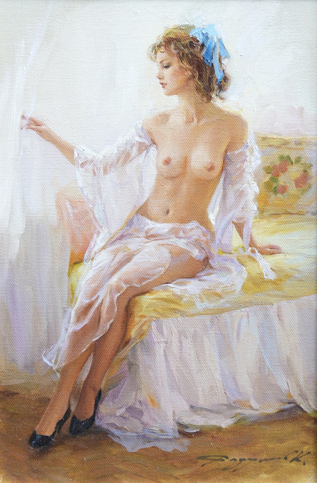 Jeune femme en nuisette blanche